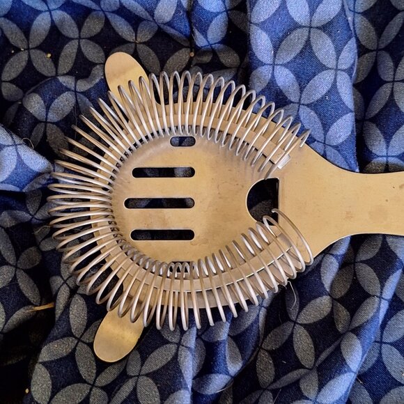 cocktail strainer and double sided shotglass - Picture 3 of 7